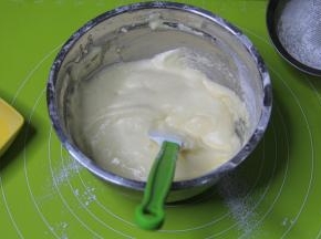 用刮刀从中心点切入，快速往下，从底部划到盆边，往上翻起，左手配合转盆，快速翻拌均匀。如果有不容易拌开的面粉，在盆边敲下，继续翻拌。直到拌匀，看不见干粉，面糊光滑。速度一定要快。