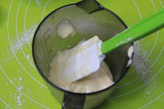 另取一杯子，倒入一点拌好的面糊。