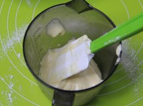 另取一杯子，倒入一点拌好的面糊。