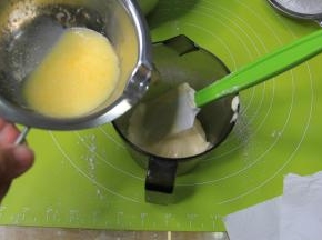 用刮刀承接，把一直保温的黄油牛奶混合物倒入面糊中。快速翻拌均匀，这一步会略微消泡，这是正常的。