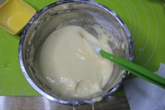 把拌匀的面糊轻轻倒回剩余的面糊中。不要倒在同一个地方，均匀淋入。同样翻拌手法，把面糊拌匀，刮刀铲起面糊飘带状飘落，滴落不会立刻消失，不会很稀很稀。很稀很稀说明消泡严重。