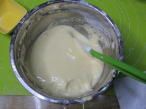 把拌匀的面糊轻轻倒回剩余的面糊中。不要倒在同一个地方，均匀淋入。同样翻拌手法，把面糊拌匀，刮刀铲起面糊飘带状飘落，滴落不会立刻消失，不会很稀很稀。很稀很稀说明消泡严重。