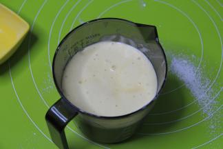 然后装入裱花袋，或者装入有导流口的杯子中。