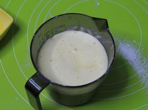 然后装入裱花袋，或者装入有导流口的杯子中。