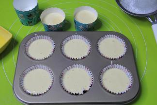 纸杯请提前放入连模中，倒入面糊，8分满。表面有大气泡的话用牙签挑掉。