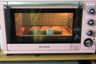 放入预热好的烤箱中，中下层，转上下150-160，烤25分钟。具体温度可以根据自己烤箱来。如果上色太深的话可以加盖锡纸。