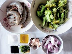 准备食材，西兰花洗净切小朵加一点点盐用热水淖熟过一下冷水待用，虾去虾线洗净，猪肉切丁，圆葱切片，葱切花姜切丝待用。