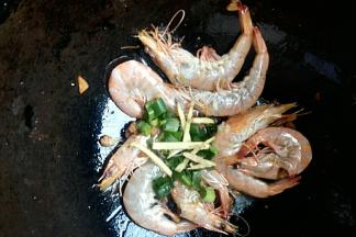 加入虾炒红后加入葱姜