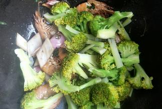 放入西兰花翻炒均匀