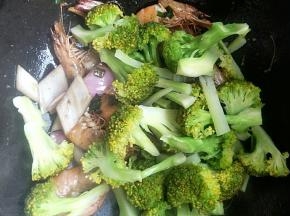 放入西兰花翻炒均匀