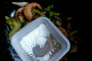 加入盐翻炒均匀即可关火出锅。