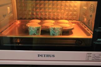 蛋糕涨到最高点，略微回落几分钟。即可出炉。