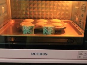 蛋糕涨到最高点，略微回落几分钟。即可出炉。