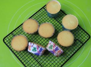 、出炉转移到冷却架上，冷凉即可。不要放在模具里冷。冬天常温密封，夏天密封冷藏即可。组织还是很细腻。