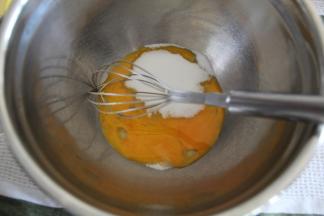 干净无水盆中，倒入全蛋液，盐，细砂糖，用手动打蛋器搅打一会，打均匀。