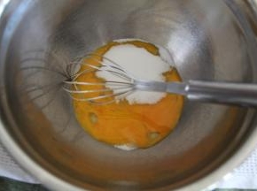 干净无水盆中，倒入全蛋液，盐，细砂糖，用手动打蛋器搅打一会，打均匀。