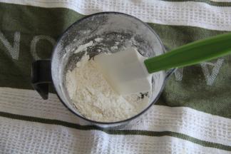 低粉，泡打粉，提前用手动打蛋器搅打混合均匀。