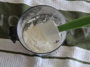 低粉，泡打粉，提前用手动打蛋器搅打混合均匀。