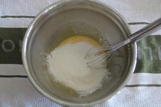 筛入混合好的低粉和泡打粉，翻拌均匀。