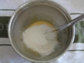 筛入混合好的低粉和泡打粉，翻拌均匀。