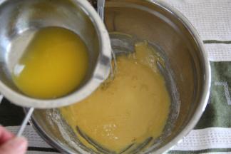 然后均匀倒入融化的黄油。用刮刀翻拌均匀即可。