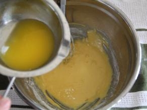 然后均匀倒入融化的黄油。用刮刀翻拌均匀即可。