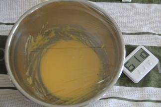 盖保鲜膜，放入冰箱冷藏1小时。