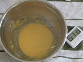 盖保鲜膜，放入冰箱冷藏1小时。