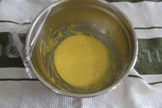 到点取出面糊回温，同时预热烤箱上下180度。