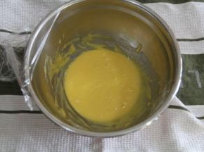 到点取出面糊回温，同时预热烤箱上下180度。