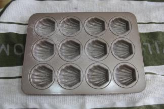 模具清洗干净擦干，涂上一层薄薄的黄油，可以借助厨房纸巾抹匀。用小粉筛撒上一层薄薄的低粉，然后将模具倒扣，抖掉多余的粉，这一步主要是防粘。