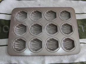 模具清洗干净擦干，涂上一层薄薄的黄油，可以借助厨房纸巾抹匀。用小粉筛撒上一层薄薄的低粉，然后将模具倒扣，抖掉多余的粉，这一步主要是防粘。