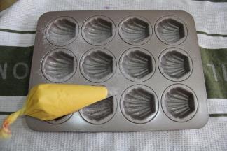 然后再将回温中的面糊，再次搅拌一下，装入裱花袋。