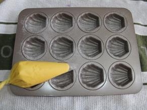 然后再将回温中的面糊，再次搅拌一下，装入裱花袋。