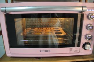 放入预热好的烤箱中层。转上下160℃，烤15-18分钟。