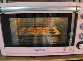 放入预热好的烤箱中层。转上下160℃，烤15-18分钟。