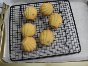 出炉轻震脱模即可。