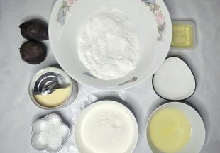 准备食材，紫薯上锅蒸熟。