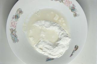 首先制作水油皮部分，面粉中放入清水