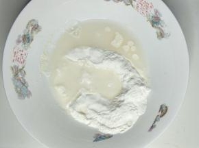 首先制作水油皮部分，面粉中放入清水