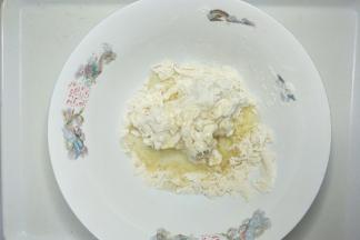 搅拌成絮状，加入玉米油