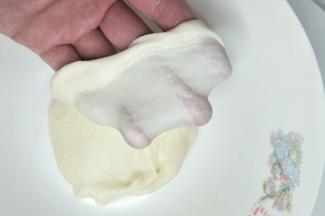 揉至扩展阶段盖保鲜膜松弛20分钟