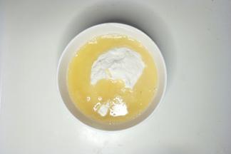 油酥部分，把玉米油加热至冒小泡泡后放入面粉中