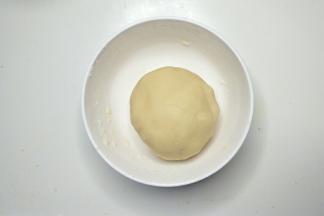 搅拌成无干粉面团盖保鲜膜松弛20分钟。