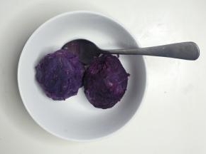 馅料部分:紫薯用勺子压成泥