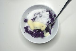 加入白糖和炼乳搅拌均匀