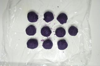 把紫薯馅分成10等份