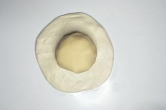 松弛好的水油皮包入油酥