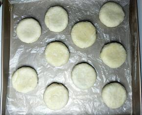 依次做好放入烤盘，每个之间留出一定的距离。