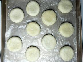 依次做好放入烤盘，每个之间留出一定的距离。